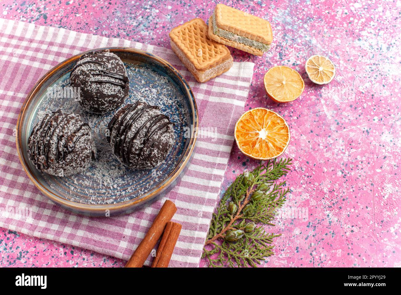 vista dall'alto dolci al cioccolato con waffle su sfondo rosa chiaro torta biscotto con biscotti allo zucchero torta dolce Foto Stock