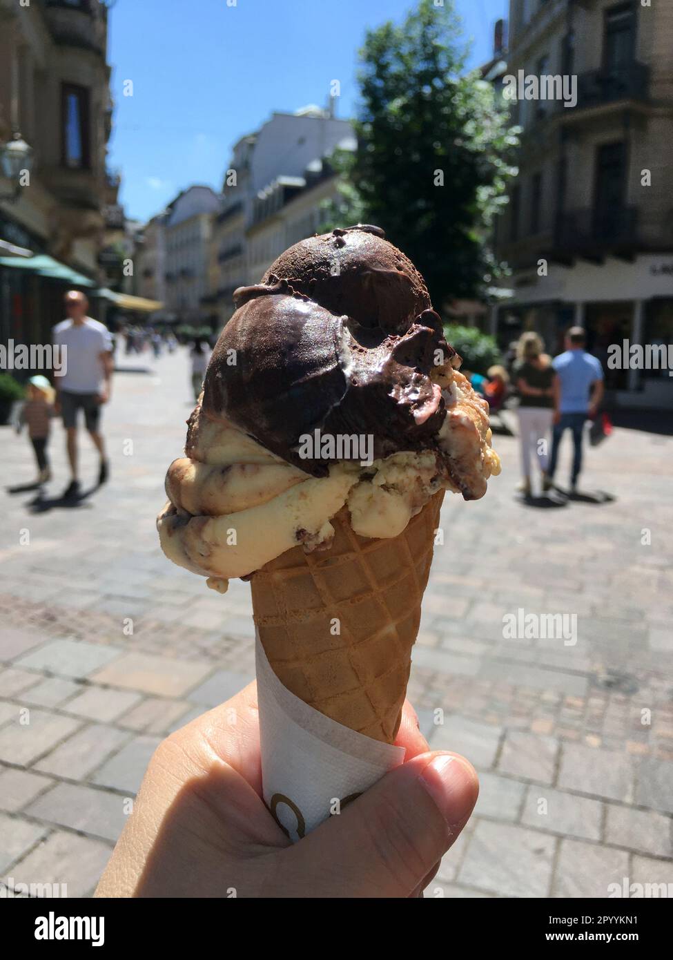 Mann mit langem Bart und Sonnenbrille genießt ein italienisches EIS Foto Stock