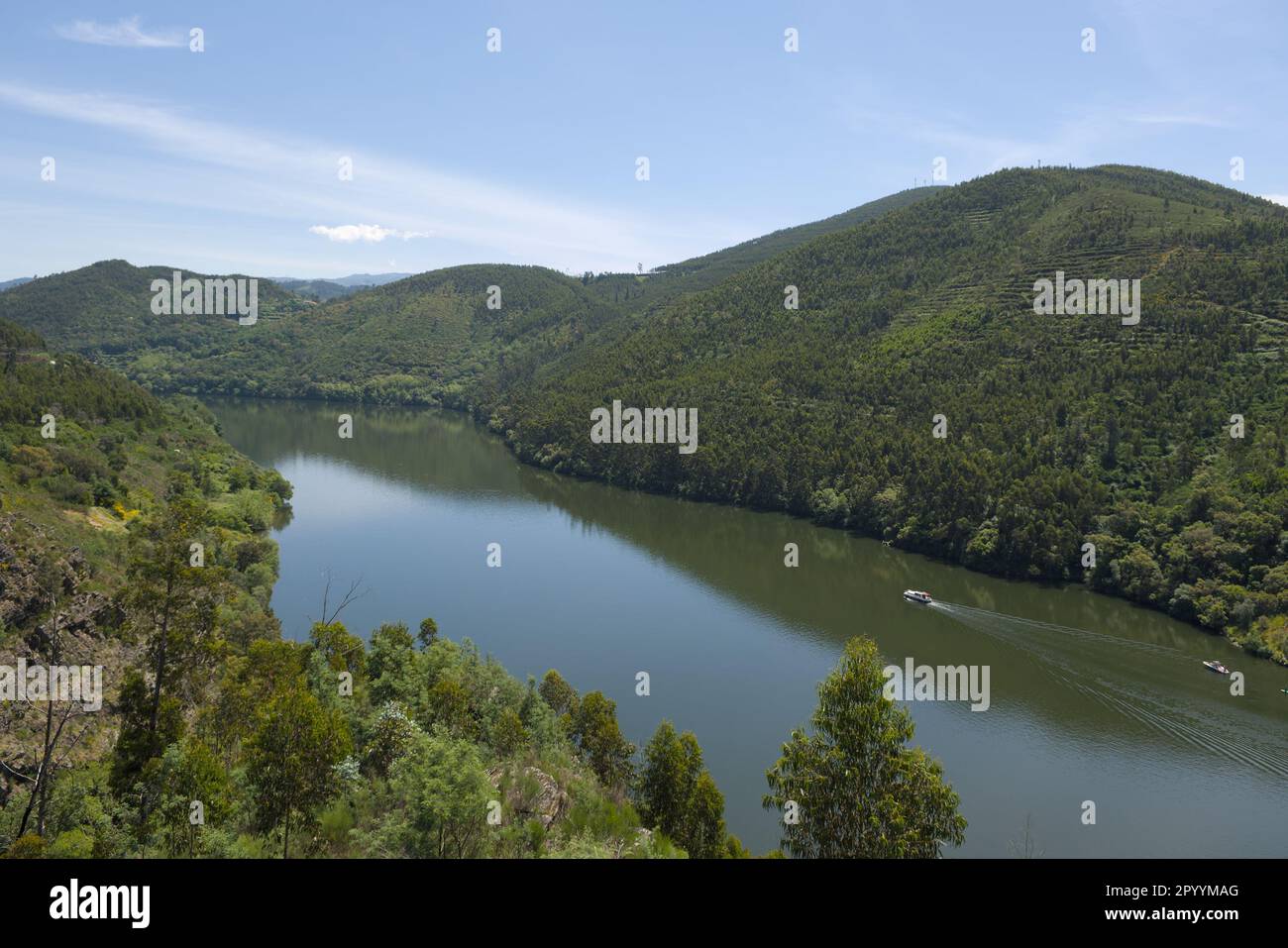 Sebolido, Portogallo - 01 maggio 2023 : Vista privilegiata del fiume Douro e delle sue rive, Penafiel, Portogallo Foto Stock