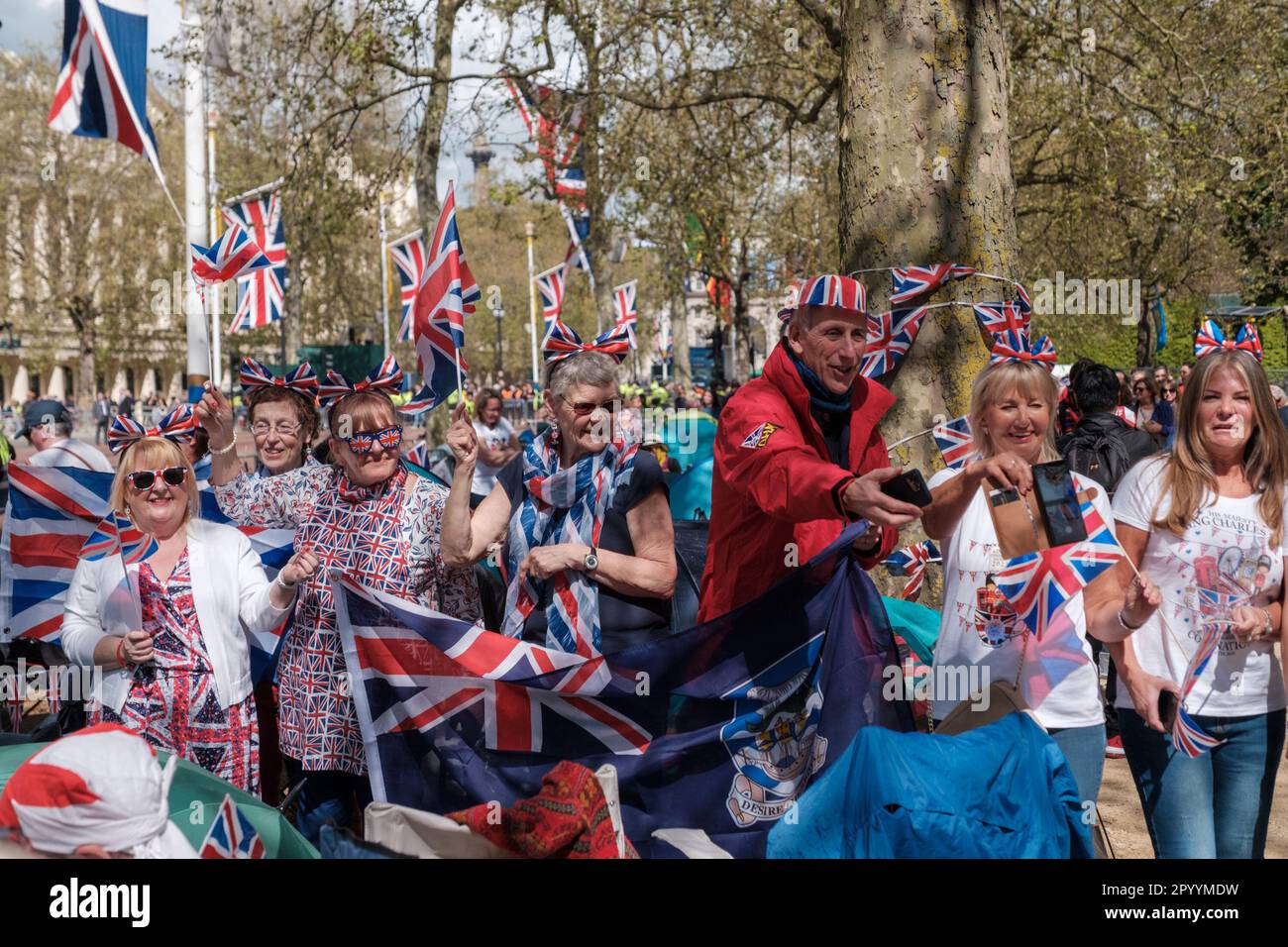 I reali si preparano per l'incoronazione di Charles III, allestendo un campo per ottenere i punti migliori sul Mall e intorno al centro di Londra Ehimetalor Unuabona/Alamy NE Foto Stock