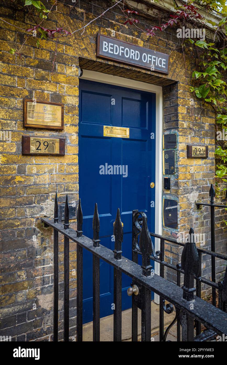 The Bedford Estate London - l'ingresso al Bedford Estates Office. L'azienda è il più grande proprietario privato di terreni a Bloomsbury, nel centro di Londra. Foto Stock