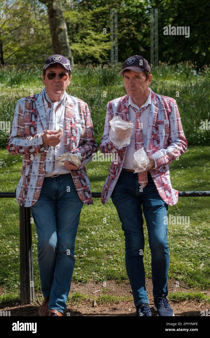 I reali si preparano per l'incoronazione di Charles III, allestendo un campo per ottenere i punti migliori sul Mall e intorno al centro di Londra Ehimetalor Unuabona/Alamy NE Foto Stock