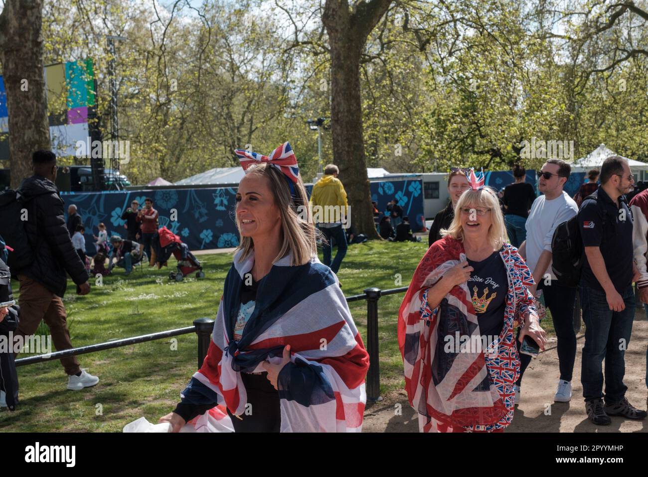 I reali si preparano per l'incoronazione di Charles III, allestendo un campo per ottenere i punti migliori sul Mall e intorno al centro di Londra Ehimetalor Unuabona/Alamy NE Foto Stock