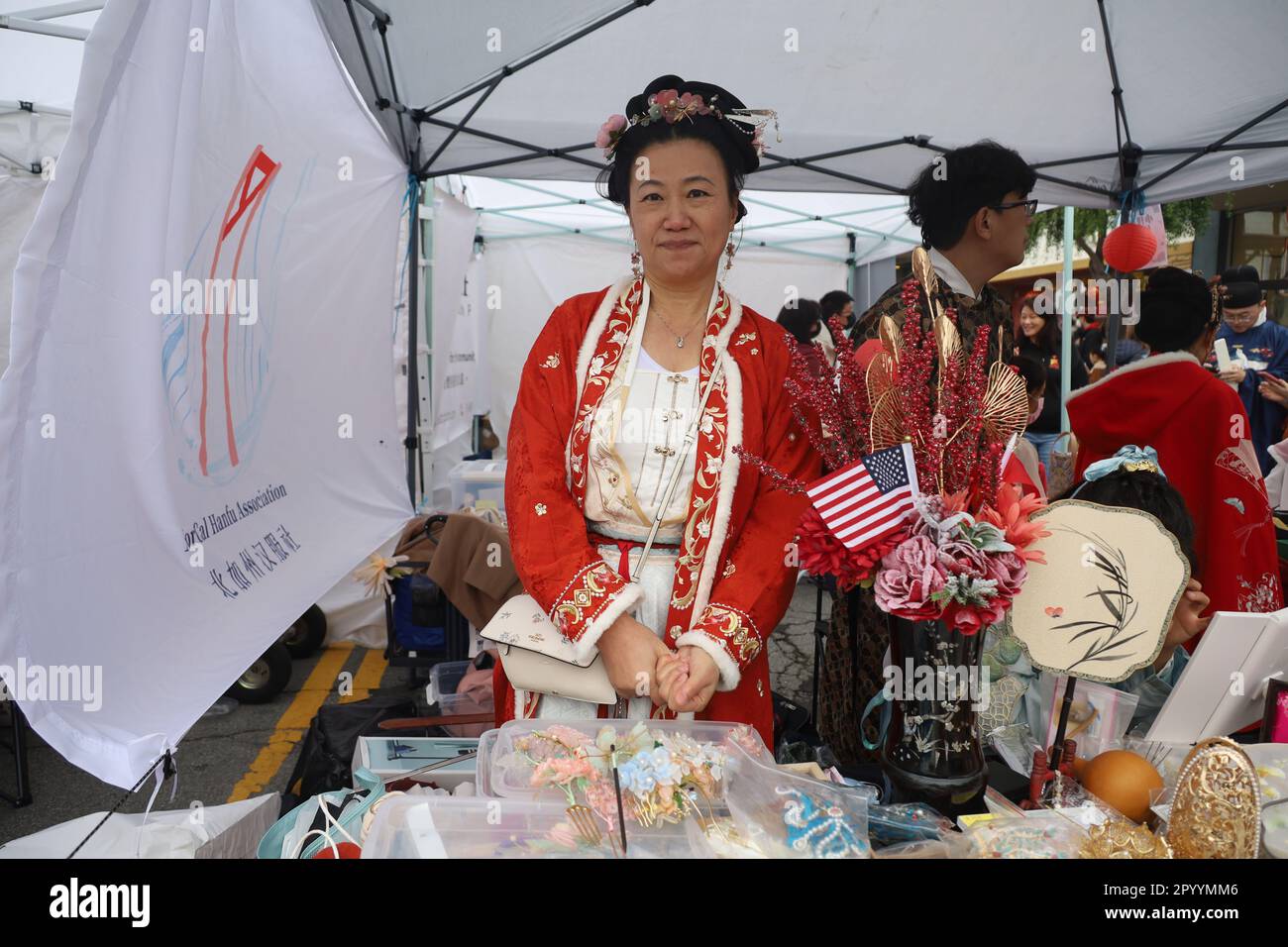 1-15-2023: Millbrae, California: Donna anziana in abbigliamento tradizionale al festival cinese Lunar Day Millbrae California Foto Stock