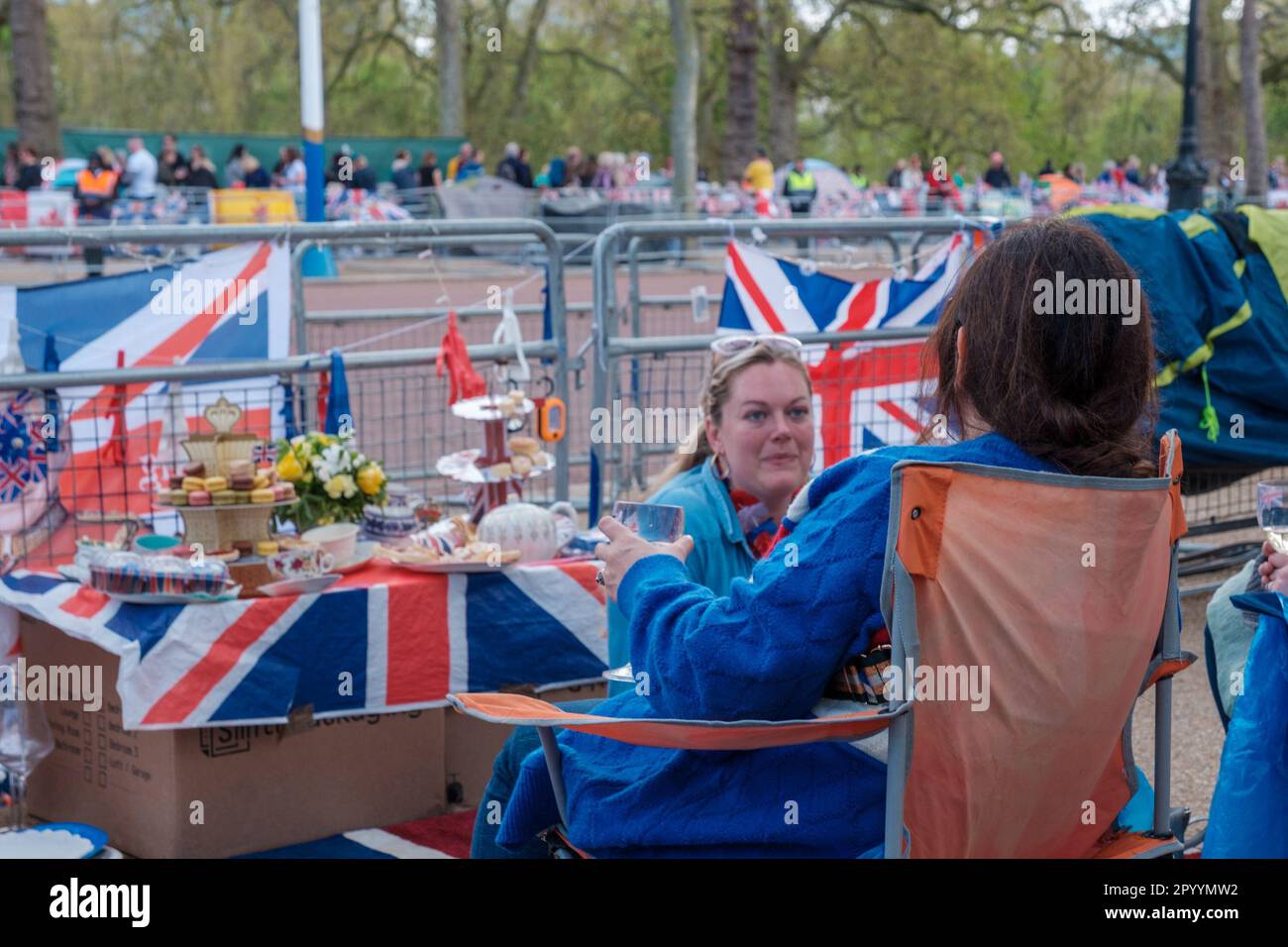 I reali si preparano per l'incoronazione di Charles III, allestendo un campo per ottenere i punti migliori sul Mall e intorno al centro di Londra Ehimetalor Unuabona/Alamy NE Foto Stock