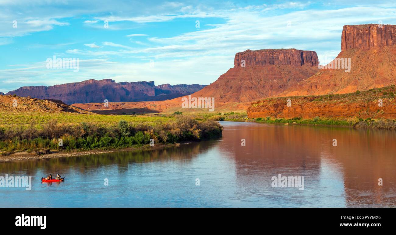 Panorama delle persone rafting sul fiume Colorado con montagne al tramonto, Moab, parco nazionale Arches, Utah, USA. Foto Stock