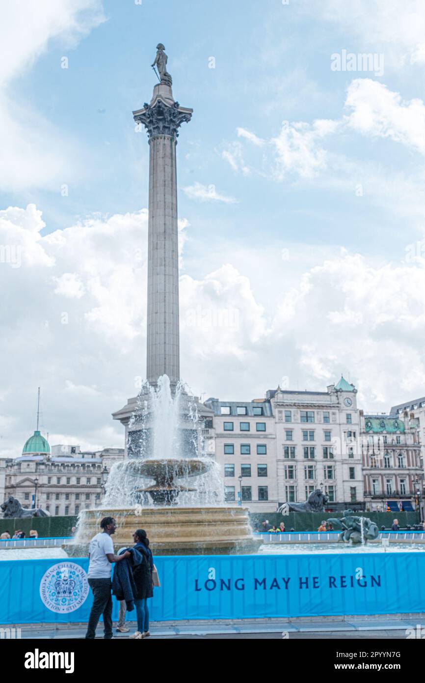 I reali si preparano per l'incoronazione di Charles III, allestendo un campo per ottenere i punti migliori sul Mall e intorno al centro di Londra Ehimetalor Unuabona/Alamy NE Foto Stock