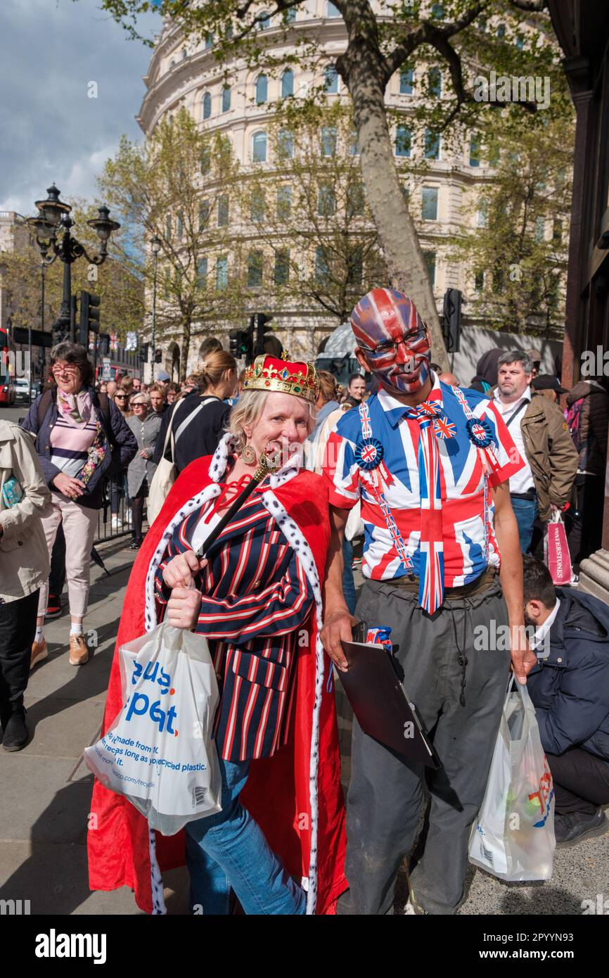 I reali si preparano per l'incoronazione di Charles III, allestendo un campo per ottenere i punti migliori sul Mall e intorno al centro di Londra Ehimetalor Unuabona/Alamy NE Foto Stock