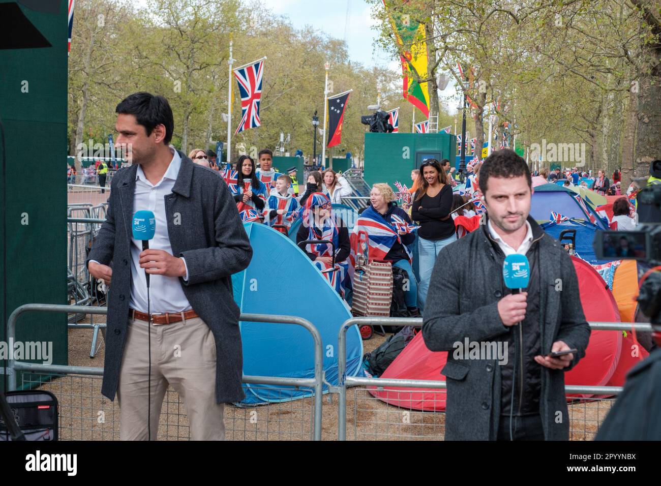 I reali si preparano per l'incoronazione di Charles III, allestendo un campo per ottenere i punti migliori sul Mall e intorno al centro di Londra Ehimetalor Unuabona/Alamy NE Foto Stock