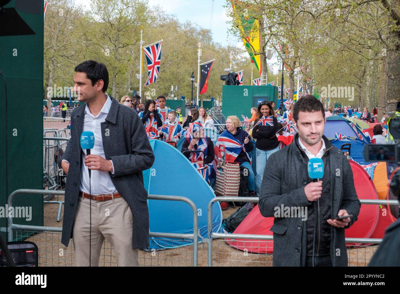 I reali si preparano per l'incoronazione di Charles III, allestendo un campo per ottenere i punti migliori sul Mall e intorno al centro di Londra Ehimetalor Unuabona/Alamy NE Foto Stock