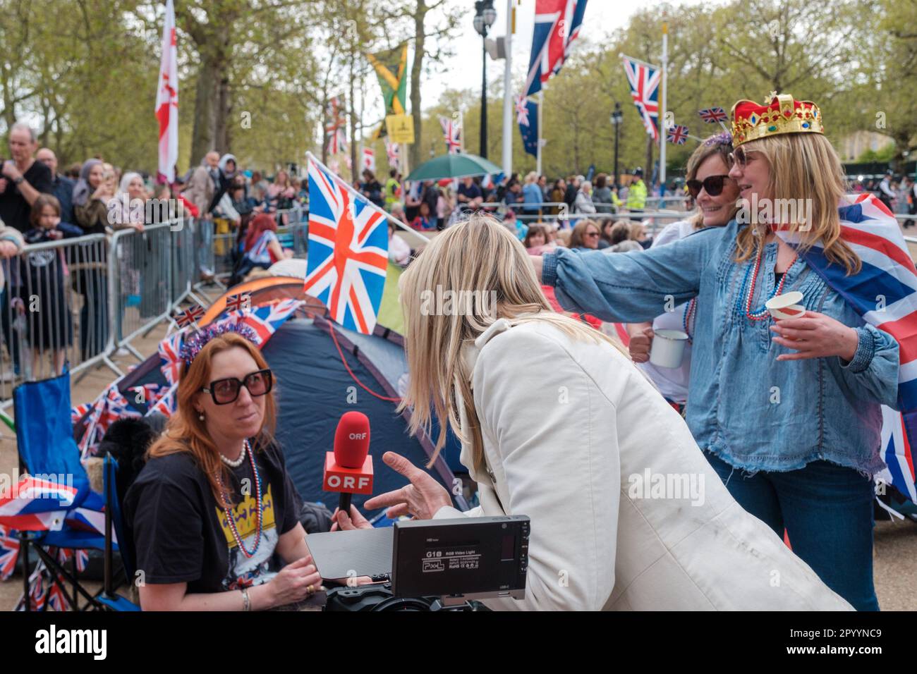 I reali si preparano per l'incoronazione di Charles III, allestendo un campo per ottenere i punti migliori sul Mall e intorno al centro di Londra Ehimetalor Unuabona/Alamy NE Foto Stock