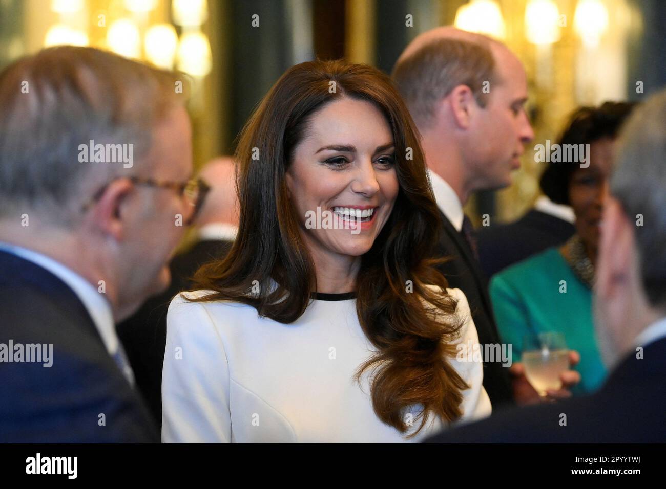 Londra, Regno Unito. 05th maggio, 2023. Catherine, Principessa del Galles, parla agli ospiti durante un ricevimento a Buckingham Palace per gli ospiti stranieri che partecipano all'incoronazione di Re Carlo III il 5 maggio 2023 a Londra, Inghilterra. Photo by the Royal Family/UPI Credit: UPI/Alamy Live News Foto Stock