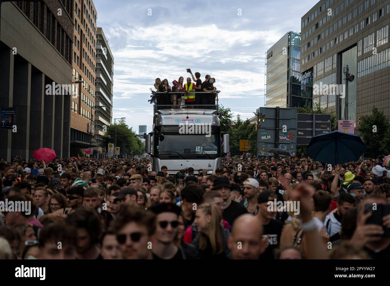 Un evento techno energico chiamato Rave the Planet (Love Parade) che si svolge a Berlino, in Germania Foto Stock