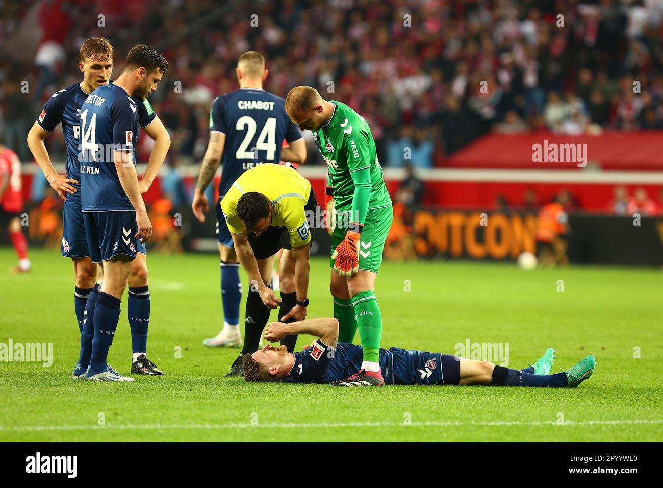 Leverkusen, Germania, 05.05.2023: Bayer 04 Leverkusen v. 1. FC Köln, Calcio, 1. Bundesliga, Matchday 31, Season 2022/2023, 31.03.2023 arbitro Felix Zwayer controlli su Florian Kainz (1. FC Koeln) LE NORMATIVE DFL VIETANO QUALSIASI USO DI FOTOGRAFIE COME SEQUENZE DI IMMAGINI E/O QUASI-VIDEO. Credit: NewsNRW / Alamy Live News Foto Stock