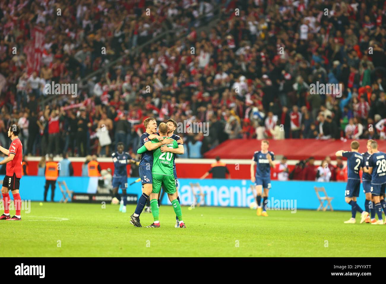 Leverkusen, Germania, 05.05.2023: Bayer 04 Leverkusen v. 1. FC Köln, Calcio, 1. Bundesliga, giorno di incontro 31, Stagione 2022/2023, 31.03.2023 i giocatori Koeln festeggiano la vittoria a tempo pieno. LE NORMATIVE DFL VIETANO QUALSIASI USO DI FOTOGRAFIE COME SEQUENZE DI IMMAGINI E/O QUASI-VIDEO. Credit: NewsNRW / Alamy Live News Foto Stock