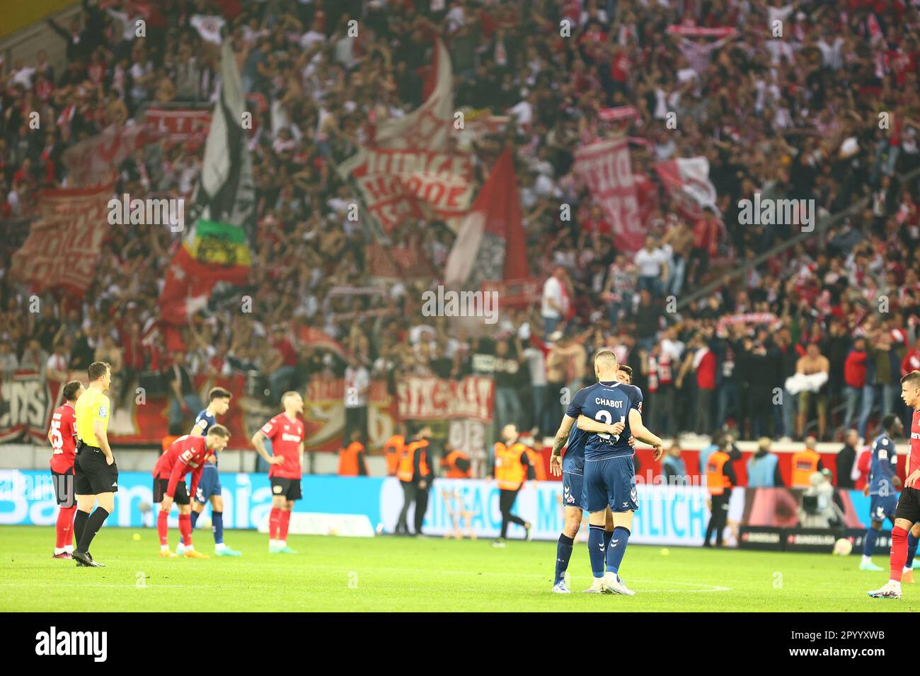 Leverkusen, Germania, 05.05.2023: Bayer 04 Leverkusen v. 1. FC Köln, Calcio, 1. Bundesliga, giorno di incontro 31, Stagione 2022/2023, 31.03.2023 i giocatori Koeln festeggiano la vittoria a tempo pieno. LE NORMATIVE DFL VIETANO QUALSIASI USO DI FOTOGRAFIE COME SEQUENZE DI IMMAGINI E/O QUASI-VIDEO. Credit: NewsNRW / Alamy Live News Foto Stock