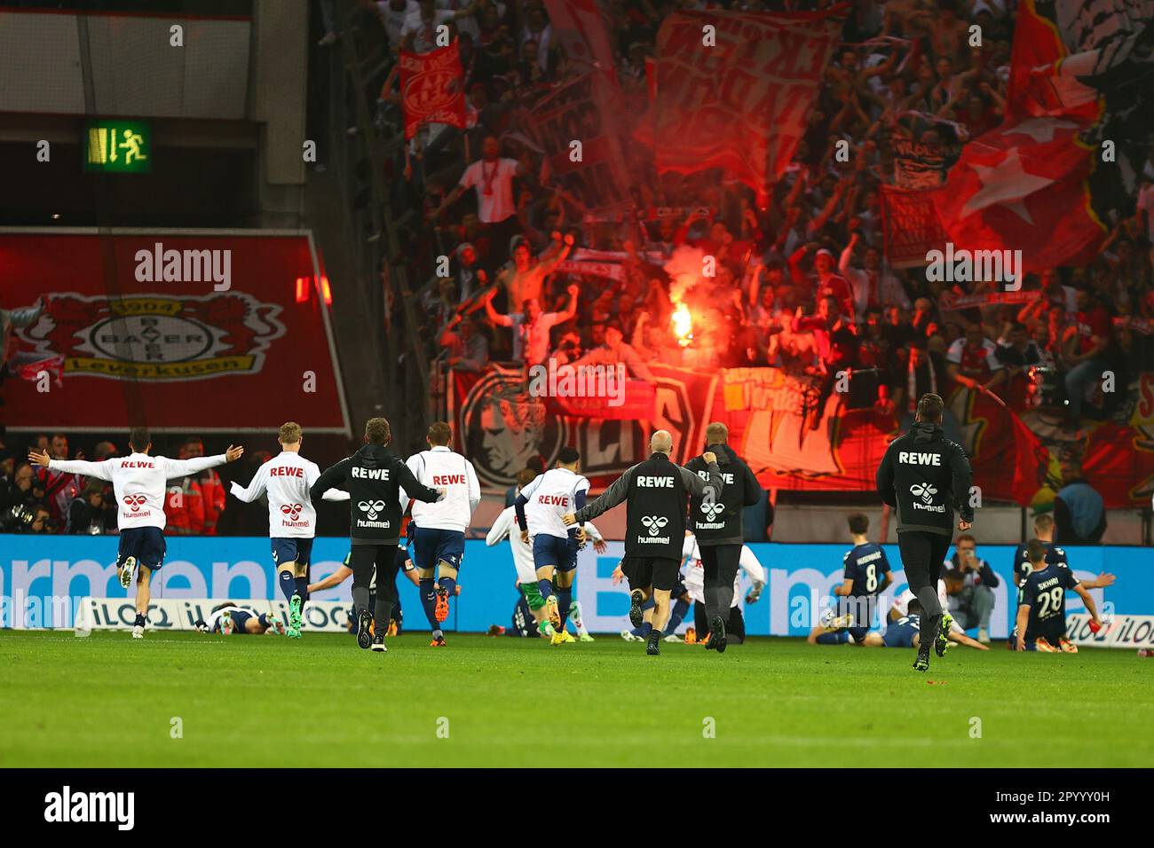 Leverkusen, Germania, 05.05.2023: Bayer 04 Leverkusen v. 1. FC Köln, Calcio, 1. Bundesliga, giorno 31, Stagione 2022/2023, 31.03.2023 1. I giocatori del FC Koeln festeggiano con i loro fan a tempo pieno. LE NORMATIVE DFL VIETANO QUALSIASI USO DI FOTOGRAFIE COME SEQUENZE DI IMMAGINI E/O QUASI-VIDEO. Credit: NewsNRW / Alamy Live News Foto Stock