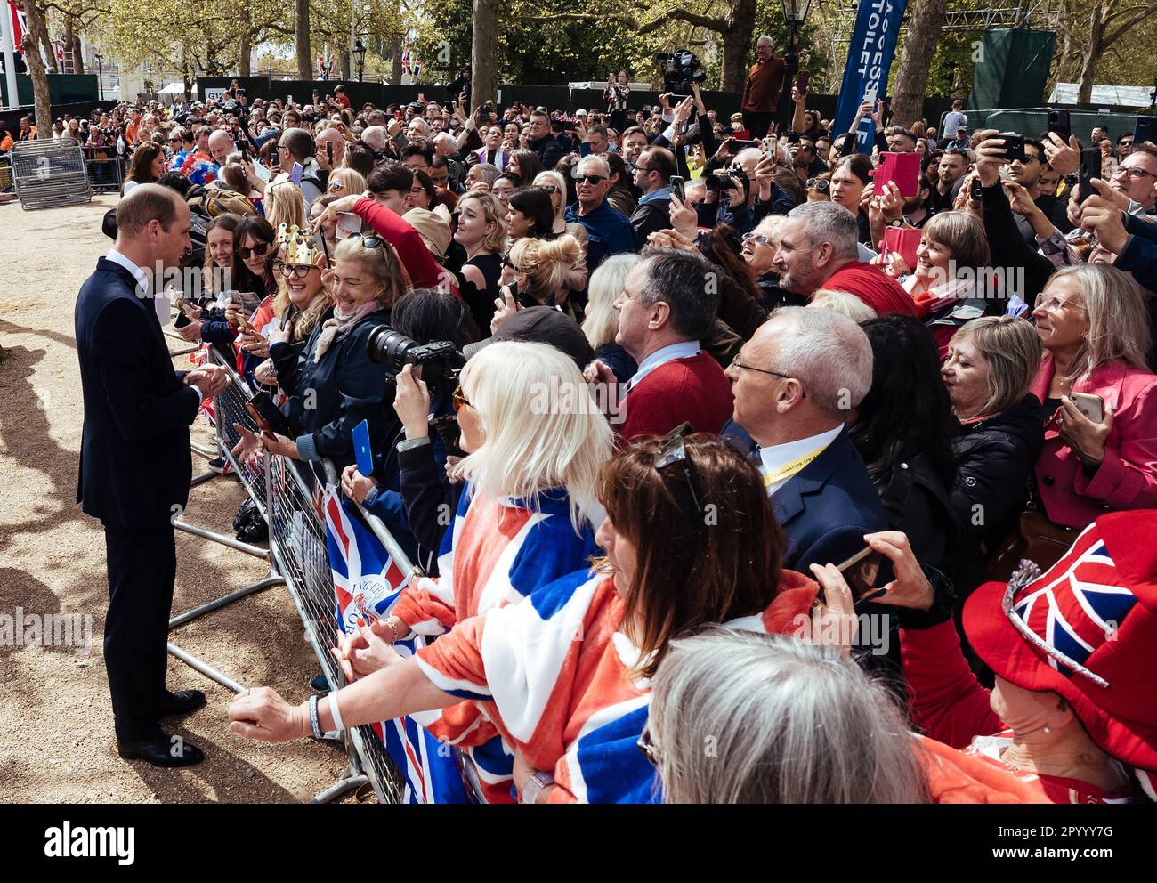 Londra, Regno Unito. 05th maggio, 2023. Principe William, Principe di Galles e Caterina, Principessa di Galles (non vista) incontrano i membri del pubblico durante una passeggiata sul Mall mentre i preparativi per l'incoronazione del Re Carlo III proseguono il 5 maggio 2023 a Londra, Inghilterra. Photo by the Royal Family/UPI Credit: UPI/Alamy Live News Foto Stock