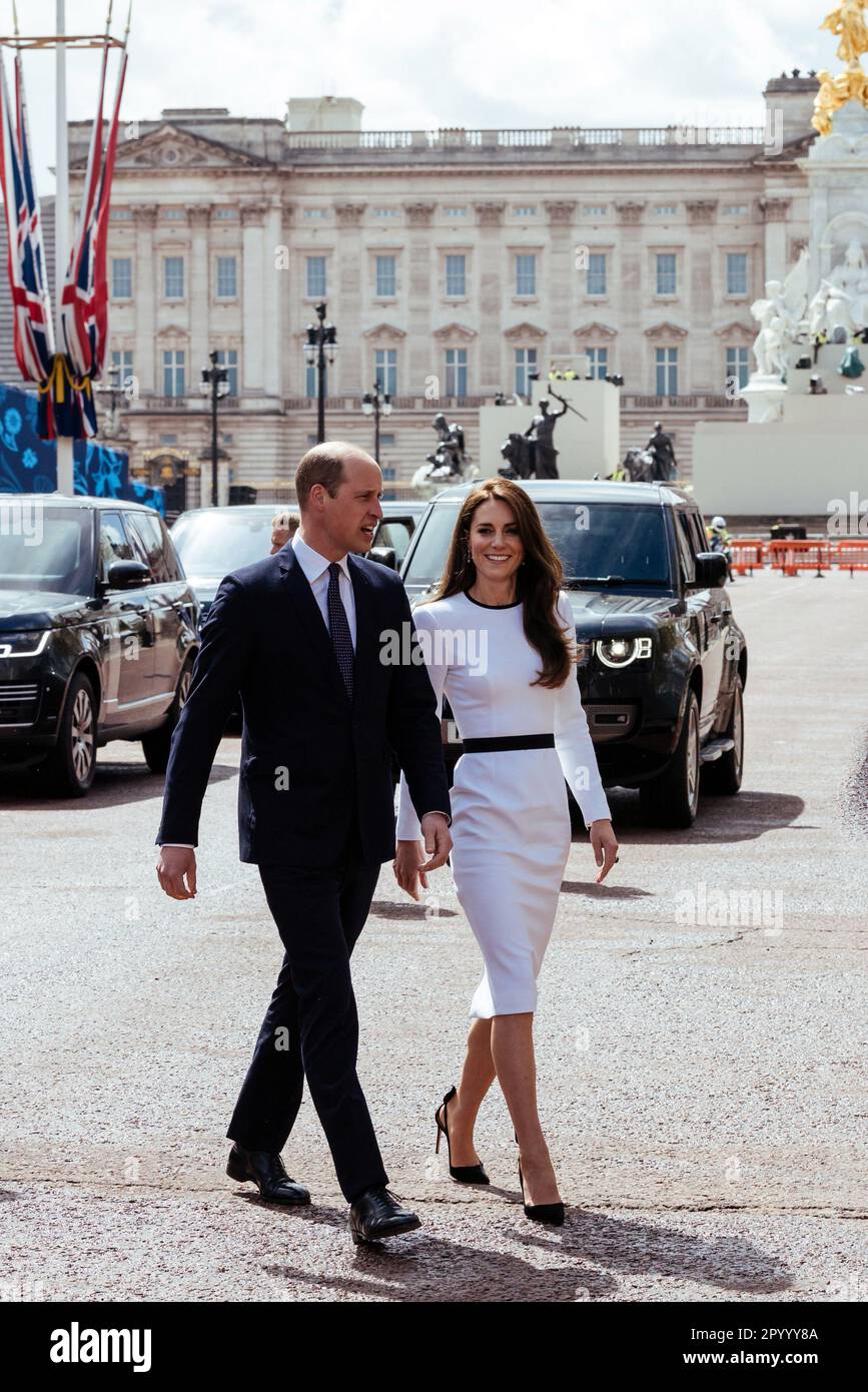 Londra, Regno Unito. 05th maggio, 2023. Principe William, Principe di Galles e Caterina, Principessa di Galles camminano per incontrare i membri del pubblico durante una passeggiata sul Mall mentre i preparativi per l'incoronazione del Re Carlo III proseguono il 5 maggio 2023 a Londra, Inghilterra. Photo by the Royal Family/UPI Credit: UPI/Alamy Live News Foto Stock
