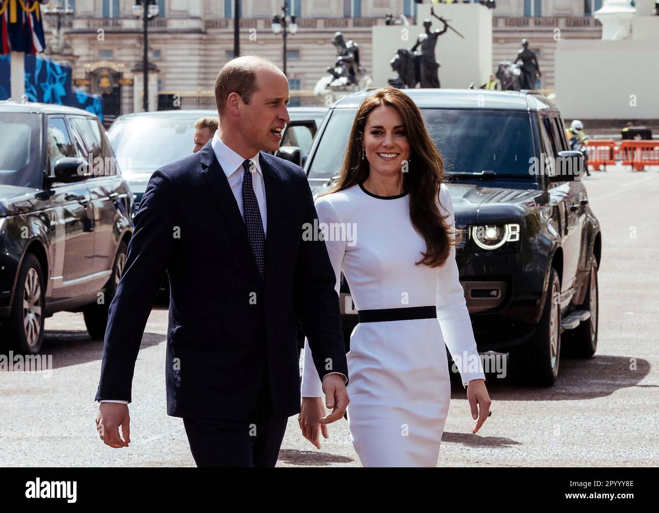 Londra, Regno Unito. 05th maggio, 2023. Principe William, Principe di Galles e Caterina, Principessa di Galles camminano per incontrare i membri del pubblico durante una passeggiata sul Mall mentre i preparativi per l'incoronazione del Re Carlo III proseguono il 5 maggio 2023 a Londra, Inghilterra. Photo by the Royal Family/UPI Credit: UPI/Alamy Live News Foto Stock