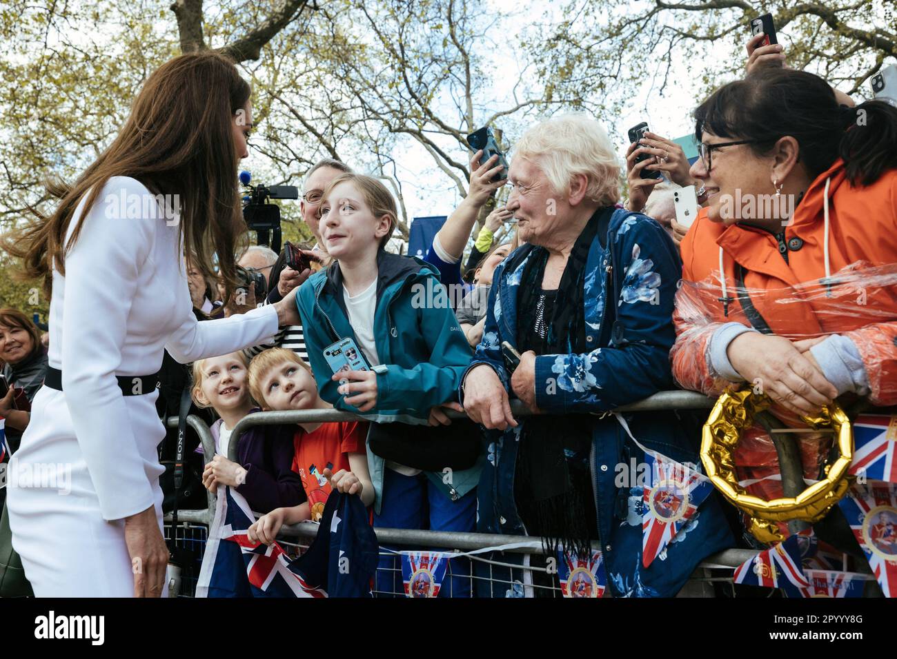 Londra, Regno Unito. 05th maggio, 2023. Principe William, Principe di Galles (non visto) e Caterina, Principessa di Galles incontrano i membri del pubblico durante una passeggiata sul Mall mentre i preparativi per l'incoronazione del Re Carlo III proseguono il 5 maggio 2023 a Londra, Inghilterra. Photo by the Royal Family/UPI Credit: UPI/Alamy Live News Foto Stock