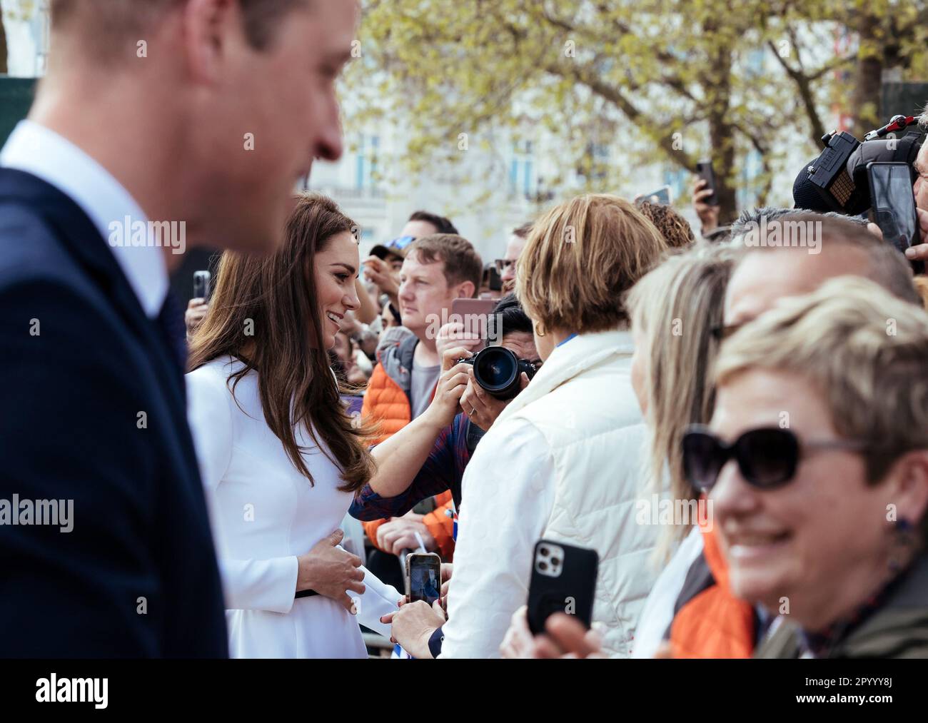 Londra, Regno Unito. 05th maggio, 2023. Principe William, Principe di Galles e Caterina, Principessa di Galles incontrano i membri del pubblico durante una passeggiata sul Mall mentre continuano i preparativi per l'incoronazione del Re Carlo III il 5 maggio 2023 a Londra, Inghilterra. Photo by the Royal Family/UPI Credit: UPI/Alamy Live News Foto Stock