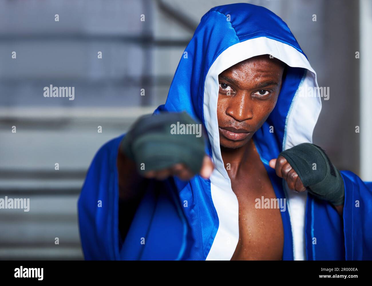 Mettetemi in su. Un pugile afro-americano con i pugni in su e uno sguardo determinato nel suo occhio. Foto Stock