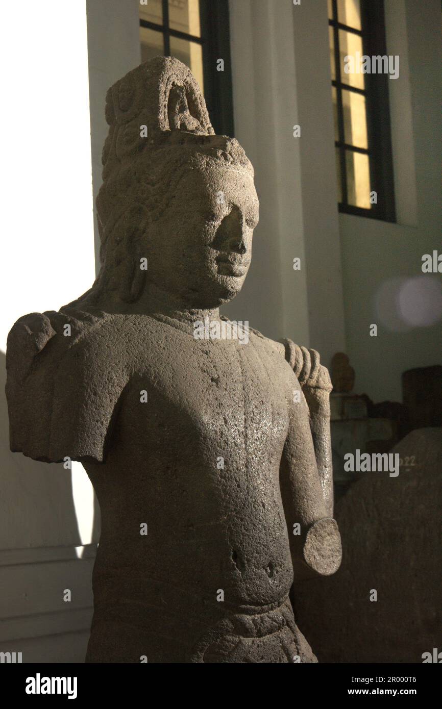Bodhisattva Avalokiteshvara scultura del periodo Srivijaya è fotografata presso il Museo Nazionale dell'Indonesia a Giacarta, Indonesia. Foto Stock