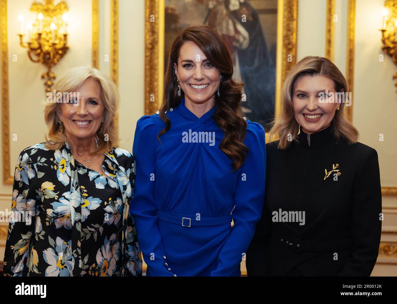 Londra, Regno Unito. 05th maggio, 2023. Catherine, Principessa del Galles (C), US First Lady, Jill Biden (L) e First Lady of Ukraine, Olena Zelenska (R) posa per una foto di gruppo durante un ricevimento a Buckingham Palace per gli ospiti stranieri che partecipano all'incoronazione di Re Carlo III il 5 maggio 2023 a Londra, Inghilterra. Photo by the Royal Family /UPI Credit: UPI/Alamy Live News Foto Stock