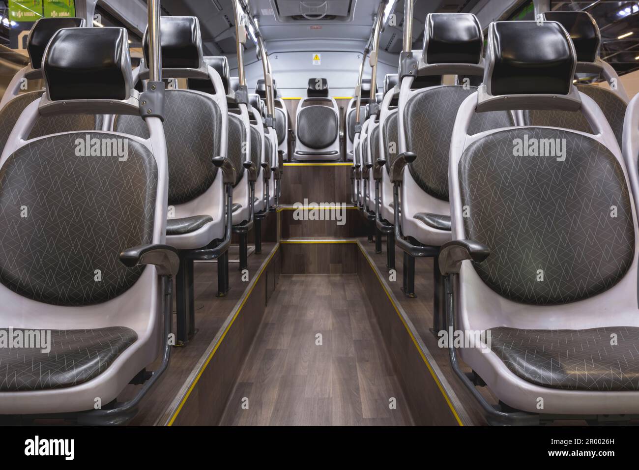 Interno di un autobus articolato. Veicolo a pianale ribassato. In mostra presso la fiera dei trasporti pubblici LAT.BUS 2022, che si tiene nella città di São Paulo. Foto Stock