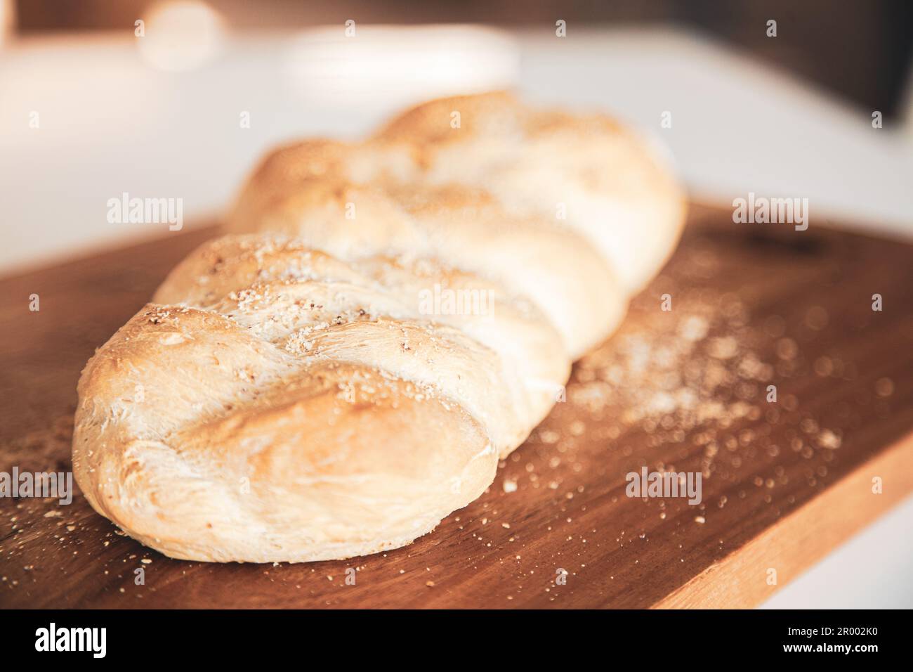 Pane fatto in casa su un pannello di legno Foto Stock