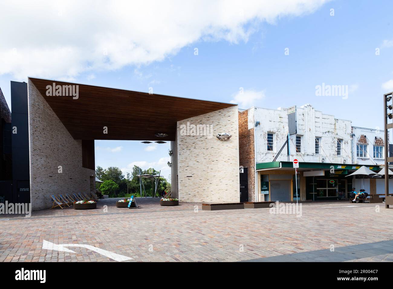 Nuvole che raccolgono sculture accanto al Riverlink Building a Maitland, New South Wales, Australia Foto Stock