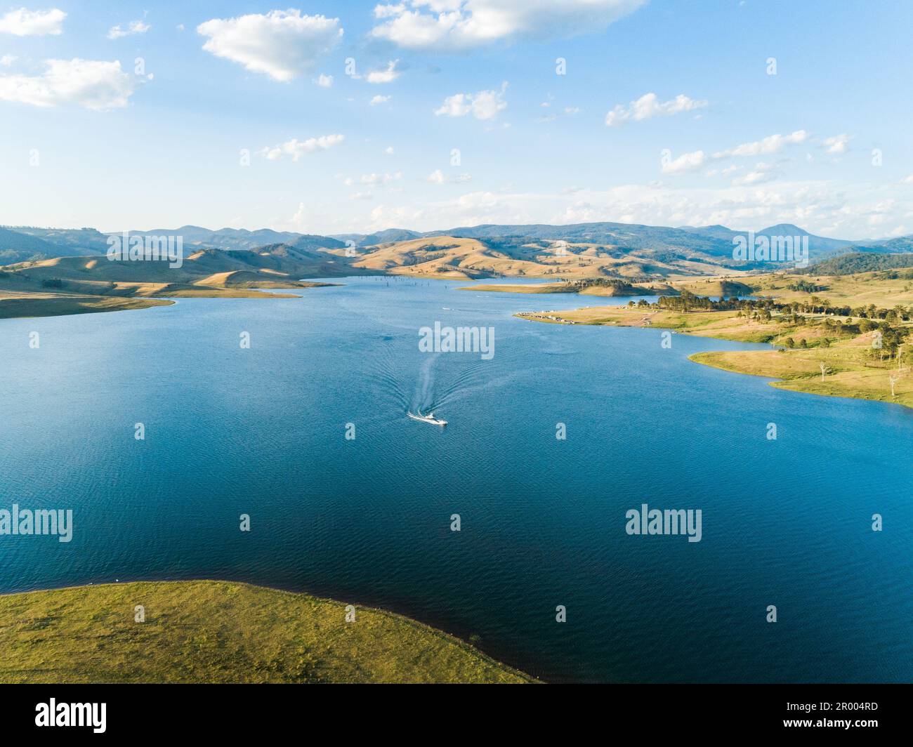 Vista aerea del lago Saint Claire nella Hunter Valley del New South Wales, Australia, con barca sull'acqua Foto Stock