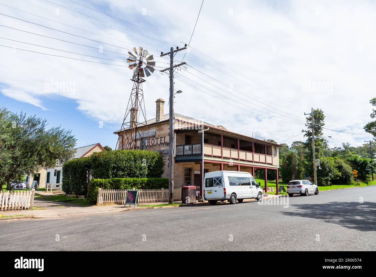 Il Royal Hotel a Cassilis, piccola cittadina rurale australiana con mulino a vento accanto al pub Foto Stock