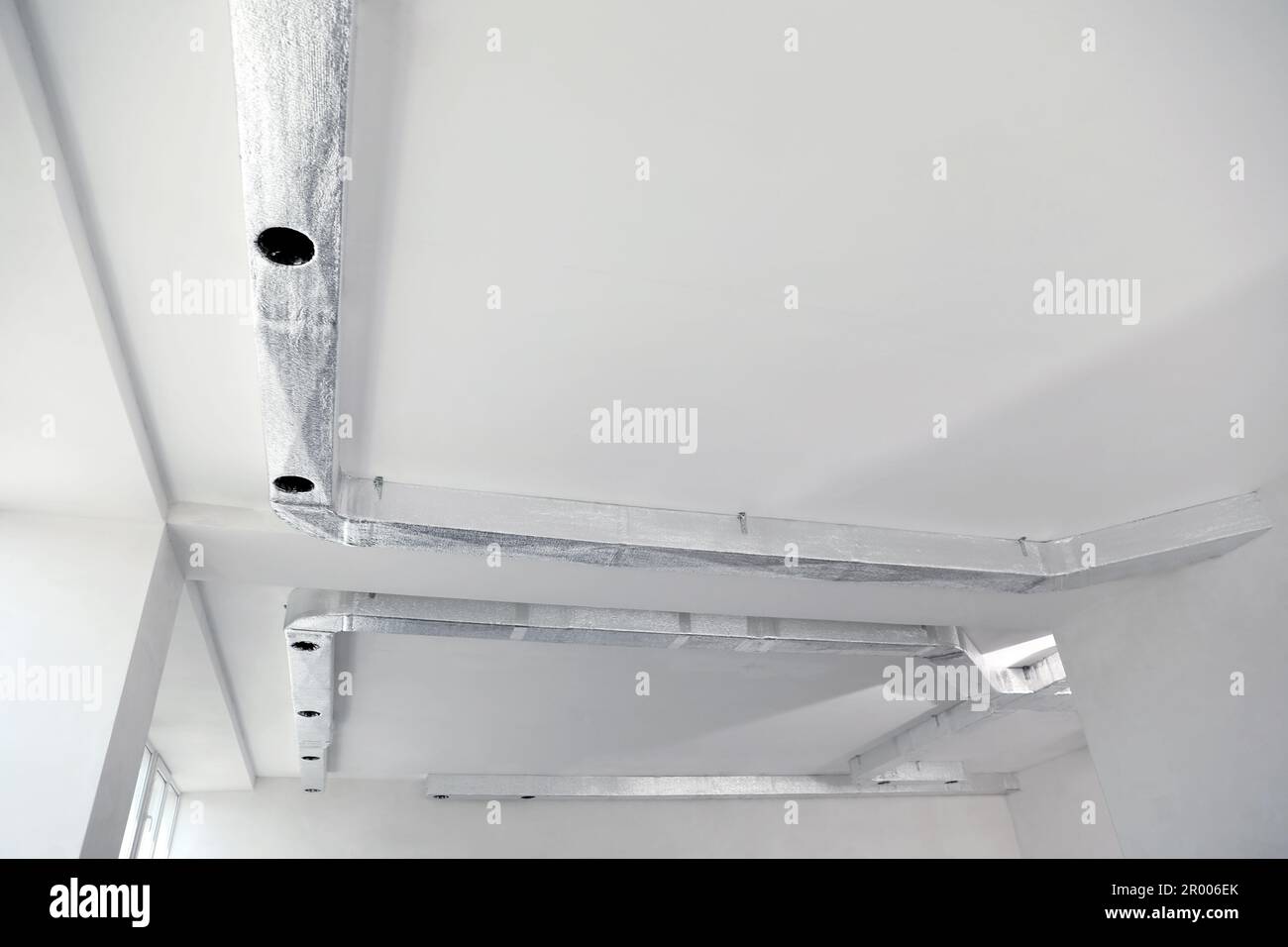 Soffitto con sistema di ventilazione per interni, vista ad angolo basso Foto Stock