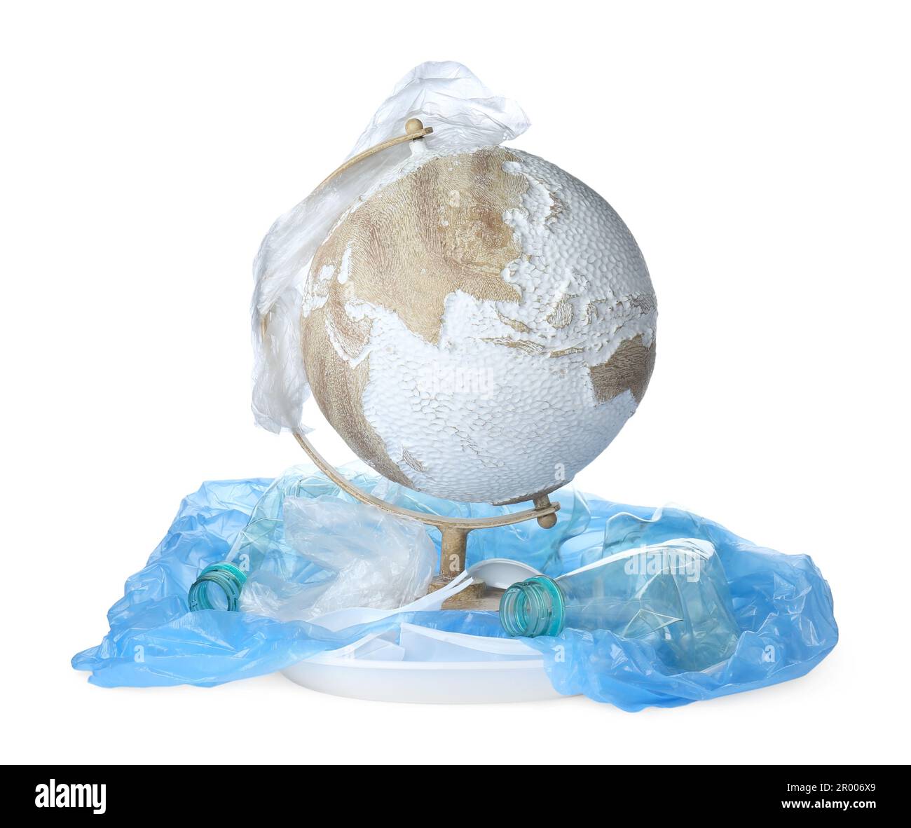 Globo e rifiuti di plastica isolato su bianco. Concetto di protezione ambientale Foto Stock