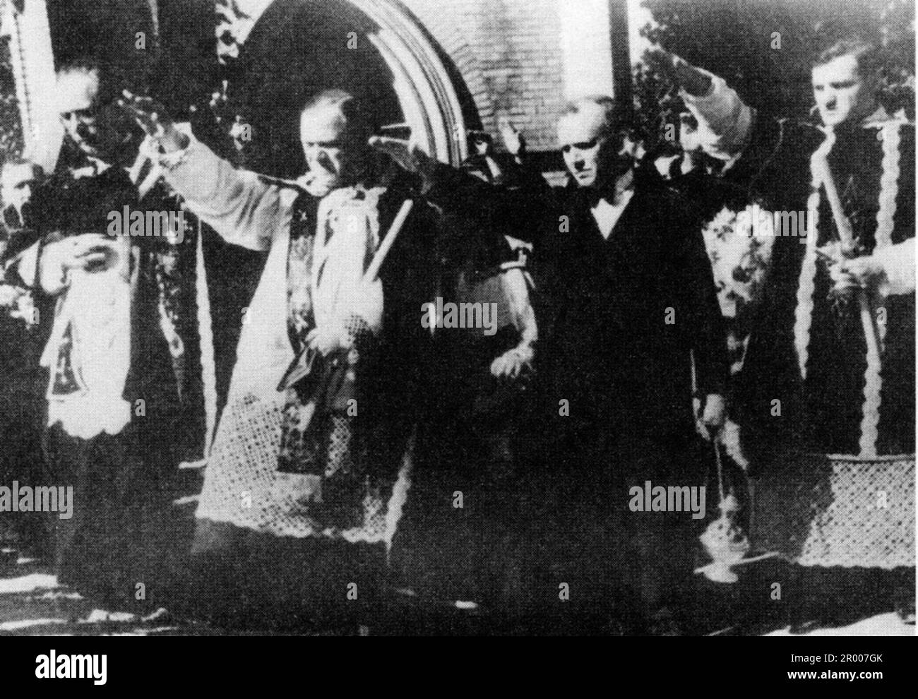 I sacerdoti tedeschi Sudeten salutano i nazisti per accogliere l'arrivo delle truppe tedesche nel Sudentenland. Dopo l'annessione dell'Austria, Hitler chiese di ricevere la regione dei Sudeti in Cecoslovacchia. Alla conferenza di Monaco del settembre 1938 le potenze occidentali si sono accordate su questo e i nazisti hanno occupato l'area. Poco tempo dopo Hitler ruppe la sua promessa e invase il resto della Cecoslovacchia prima di rivolgere la sua attenzione alla Polonia. Foto Stock