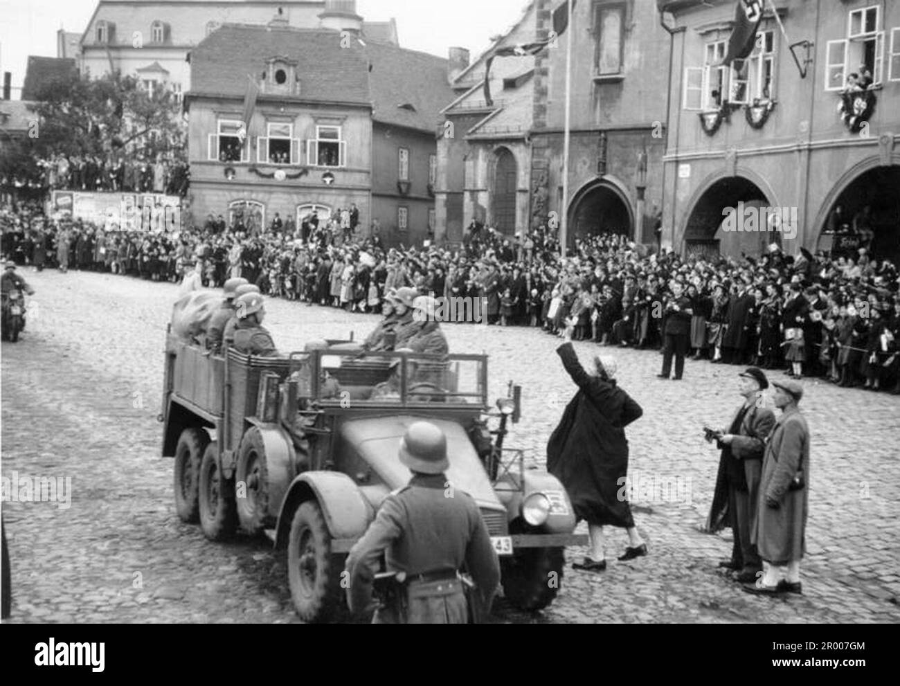 La popolazione di Komtau lancia cioccolato, fiori e sigarette alle truppe tedesche quando entrano in città. 9.10.1938 Komotau, Sudetenland. Dopo l'annessione dell'Austria, Hitler chiese di ricevere la regione dei Sudeti in Cecoslovacchia. Alla conferenza di Monaco del settembre 1938 le potenze occidentali si sono accordate su questo e i nazisti hanno occupato l'area. Poco tempo dopo Hitler ruppe la sua promessa e invase il resto della Cecoslovacchia prima di rivolgere la sua attenzione alla Polonia. Bundesarchiv, Bild 146-2006-0019 / CC-BY-SA 3,0 Foto Stock