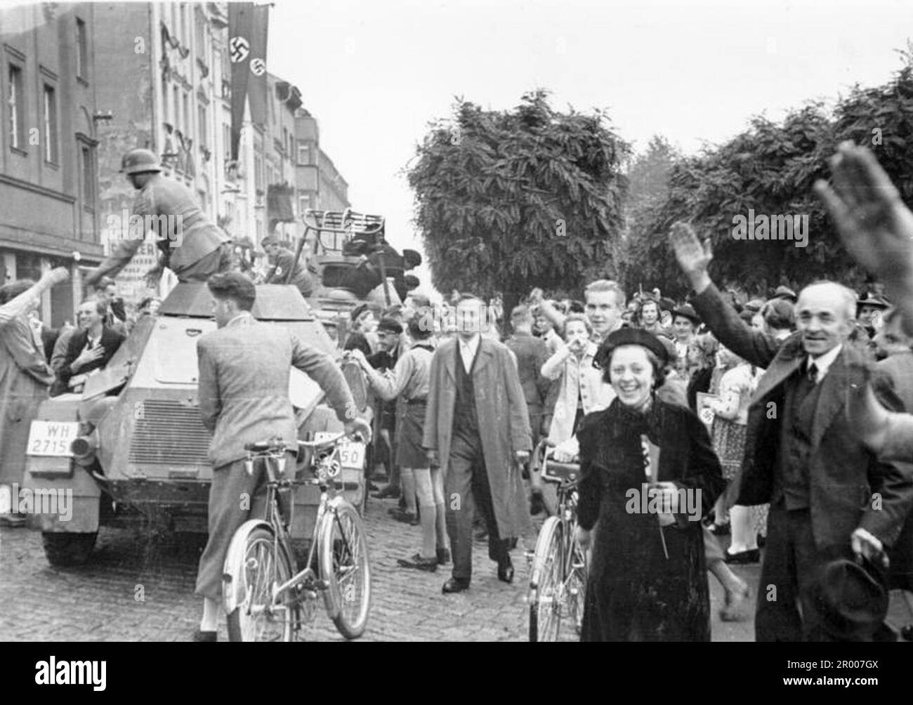 Le auto blindate tedesche entrano nella città di Aussig nei Sudeti il 9 ottobre 1938 dopo l'annessione dei Sudeti. Dopo l'annessione dell'Austria, Hitler chiese di ricevere la regione dei Sudeti in Cecoslovacchia. Alla conferenza di Monaco del settembre 1938 le potenze occidentali si sono accordate su questo e i nazisti hanno occupato l'area. Poco tempo dopo Hitler ruppe la sua promessa e invase il resto della Cecoslovacchia prima di rivolgere la sua attenzione alla Polonia. Bundesarchiv, Bild 146-1976-033-20 / CC-BY-SA 3,0 Foto Stock