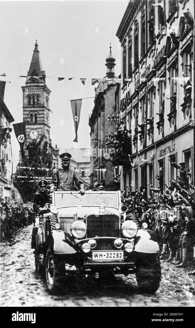 Hitler nella sua auto a Graslitz in Cecoslovacchia dopo l'annessione dell'Austria, Hitler chiese di ricevere la regione dei Sudeti in Cecoslovacchia. Alla conferenza di Monaco del settembre 1938 le potenze occidentali si sono accordate su questo e i nazisti hanno occupato l'area. Poco tempo dopo Hitler ruppe la sua promessa e invase il resto della Cecoslovacchia prima di rivolgere la sua attenzione alla Polonia. Foto Stock