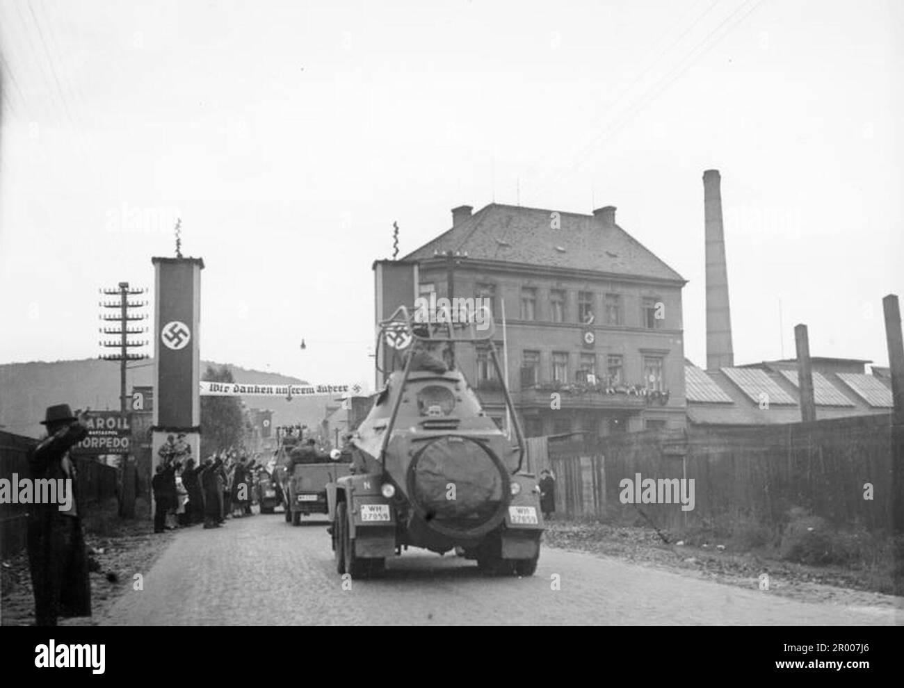 Le auto corazzate tedesche guidano le truppe mentre entrano in Aussig in Cecoslovacchia dopo l'annessione del Sudetenland. Dopo l'annessione dell'Austria, Hitler chiese di ricevere la regione dei Sudeti in Cecoslovacchia. Alla conferenza di Monaco del settembre 1938 le potenze occidentali si sono accordate su questo e i nazisti hanno occupato l'area. Poco tempo dopo Hitler ruppe la sua promessa e invase il resto della Cecoslovacchia prima di rivolgere la sua attenzione alla Polonia. Bundesarchiv, Bild 146-2006-0014 / CC-BY-SA 3,0 Foto Stock