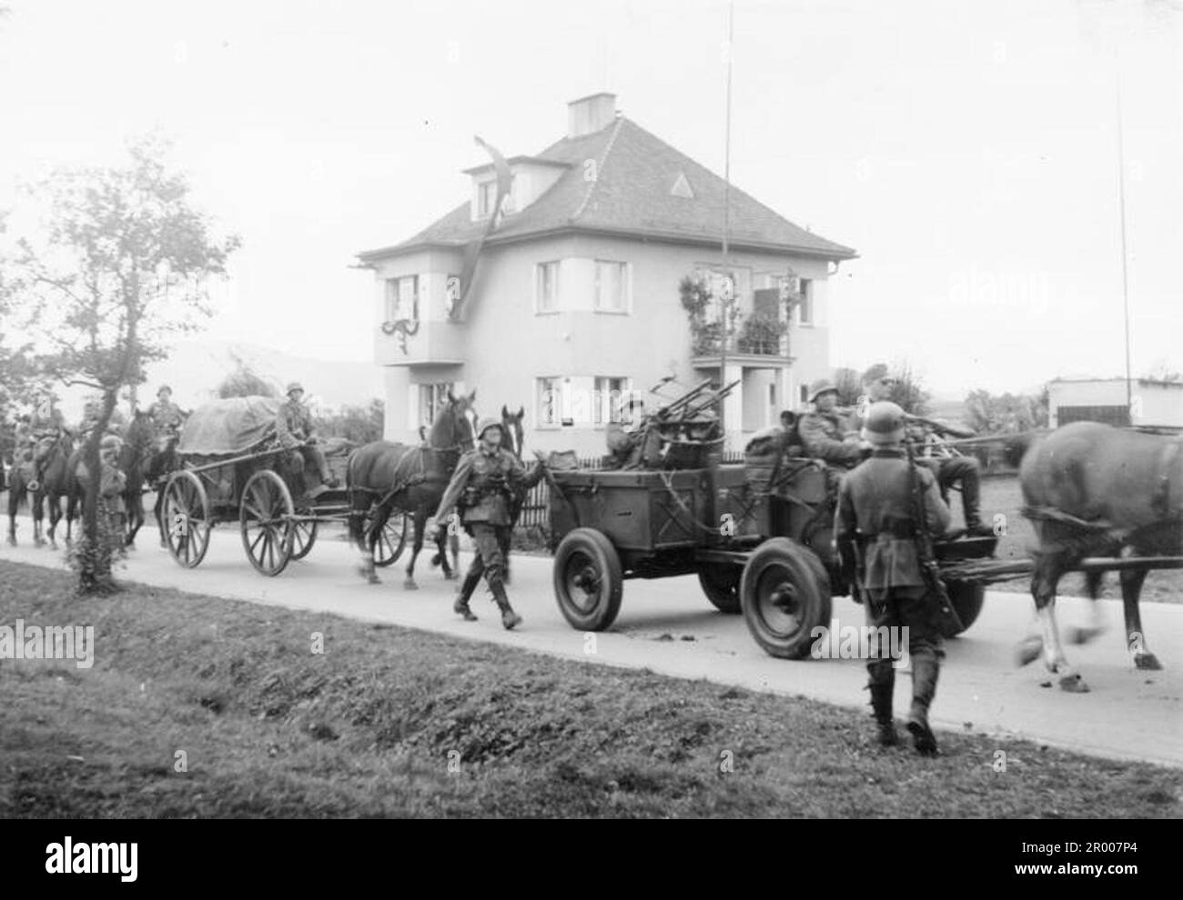 Le truppe avanzano con i loro cavalli lungo una strada in Cecoslovacchia il 5th ottobre 1938 dopo l'annessione del Sudetenland. Dopo l'annessione dell'Austria, Hitler chiese di ricevere la regione dei Sudeti in Cecoslovacchia. Alla conferenza di Monaco del settembre 1938 le potenze occidentali si sono accordate su questo e i nazisti hanno occupato l'area. Poco tempo dopo Hitler ruppe la sua promessa e invase il resto della Cecoslovacchia prima di rivolgere la sua attenzione alla Polonia. Bundesarchiv, Bild 146-2005-0176 / CC-BY-SA 3,0 Foto Stock
