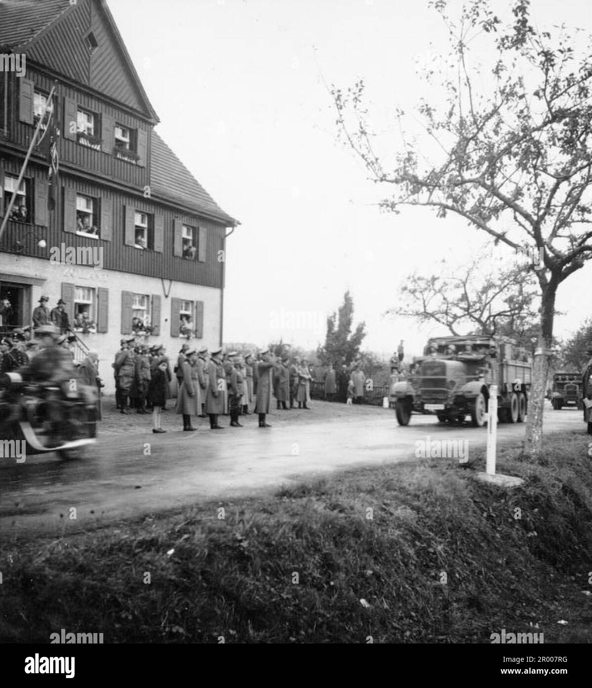 Il generale von Bock saluta le truppe tedesche che passano per il posto doganale del Reichenau alla frontiera tedesco-ceca mentre occupano il Sudetenland dopo il tradimento dei cechi alla Conferenza di Monaco. Dopo l'annessione dell'Austria, Hitler chiese di ricevere la regione dei Sudeti in Cecoslovacchia. Alla conferenza di Monaco del settembre 1938 le potenze occidentali si sono accordate su questo e i nazisti hanno occupato l'area. Poco tempo dopo Hitler ruppe la sua promessa e invase il resto della Cecoslovacchia prima di rivolgere la sua attenzione alla Polonia. Bundesarchiv, Bild 146-2003-0040 / CC-BY-SA 3,0 Foto Stock