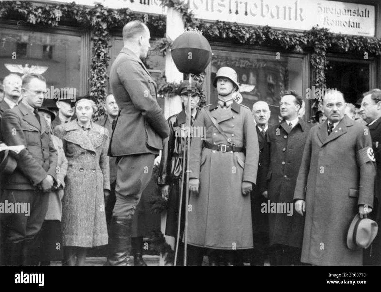 Il generale Gerd von Runstedt si prepara a fare un discorso a Komotau in Cecoslovacchia il 9th ottobre 1938 dopo l'annessione del Sudetenland. Dopo l'annessione dell'Austria, Hitler chiese di ricevere la regione dei Sudeti in Cecoslovacchia. Alla conferenza di Monaco del settembre 1938 le potenze occidentali si sono accordate su questo e i nazisti hanno occupato l'area. Poco tempo dopo Hitler ruppe la sua promessa e invase il resto della Cecoslovacchia prima di rivolgere la sua attenzione alla Polonia. Bundesarchiv, Bild 146-2005-0175 / CC-BY-SA 3,0 Foto Stock