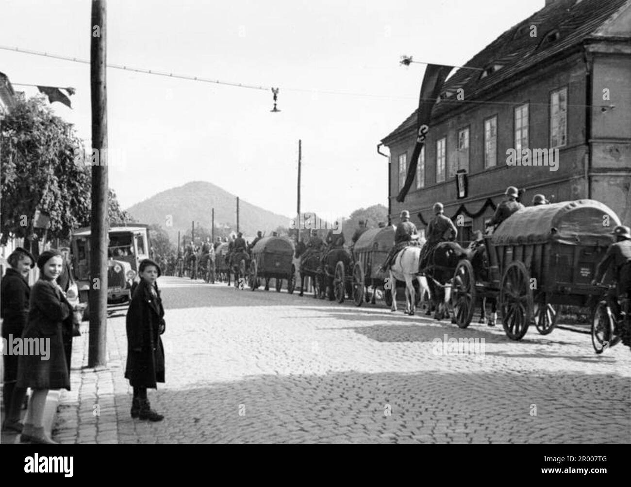 Truppe tedesche marciano attraverso Böhmen-Kannitz in Cecoslovacchia il 7 ottobre 1938 durante l'anessazione del Sudetenland. Dopo l'annessione dell'Austria, Hitler chiese di ricevere la regione dei Sudeti in Cecoslovacchia. Alla conferenza di Monaco del settembre 1938 le potenze occidentali si sono accordate su questo e i nazisti hanno occupato l'area. Poco tempo dopo Hitler ruppe la sua promessa e invase il resto della Cecoslovacchia prima di rivolgere la sua attenzione alla Polonia. Foto Stock