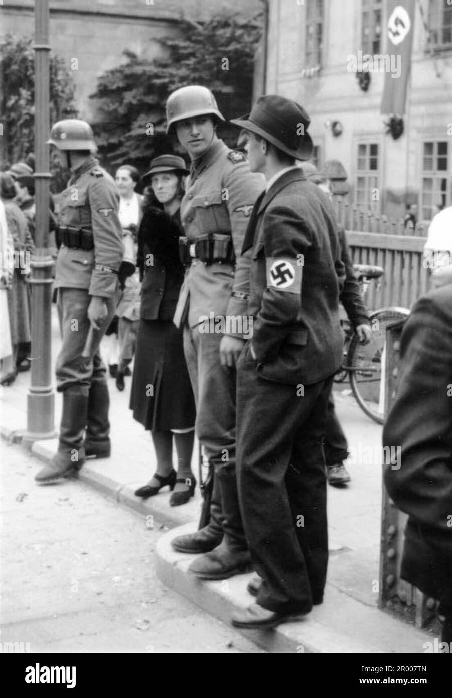 Civili e soldati tedeschi in piedi lungo la strada insieme a Eger in Cecoslovacchia dopo l'annessione del Sudetenland. Dopo l'annessione dell'Austria, Hitler chiese di ricevere la regione dei Sudeti in Cecoslovacchia. Alla conferenza di Monaco del settembre 1938 le potenze occidentali si sono accordate su questo e i nazisti hanno occupato l'area. Poco tempo dopo Hitler ruppe la sua promessa e invase il resto della Cecoslovacchia prima di rivolgere la sua attenzione alla Polonia. Bundesarchiv, Bild 146-1973-102-04 / CC-BY-SA 3,0 Foto Stock