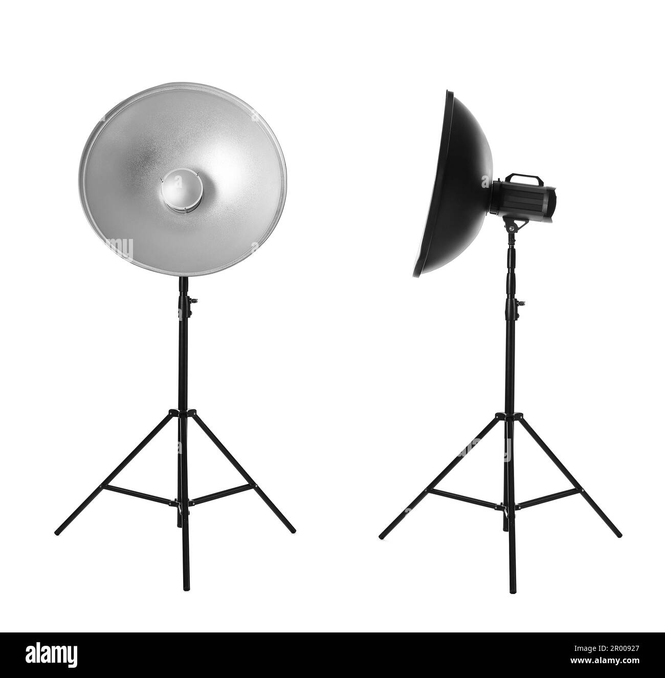 Lampade flash da studio con riflettori sui cavalletti su sfondo bianco Foto Stock