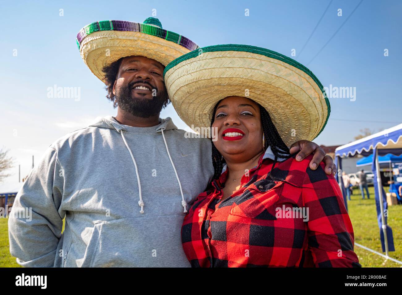 Detroit, Michigan, Stati Uniti. 5th maggio, 2023. Una coppia afro-americana indossa dei sombreros durante la celebrazione della festa del Cinco de Mayo nella comunità messicano-americana. Credit: Jim West/Alamy Live News Foto Stock