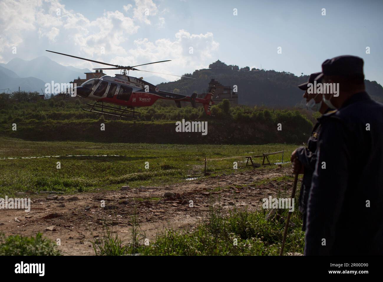 Lalitpur, Nepal. 5th maggio, 2023. Un elicottero che trasporta i feriti si prepara ad atterrare in un ospedale a Lalitpur, Nepal, 5 maggio 2023. Una persona è stata uccisa e altre quattro sono state ferite dopo lo schiantamento di un elicottero nel distretto di Sankhuwasabha, nel Nepal orientale, venerdì pomeriggio. L'elicottero ha colpito un albero quando si trattava di mezzi di sollevamento aereo per il progetto di potenza idroelettrica di Upper Arun e stava per atterrare. Credit: Sulav Shrestha/Xinhua/Alamy Live News Foto Stock