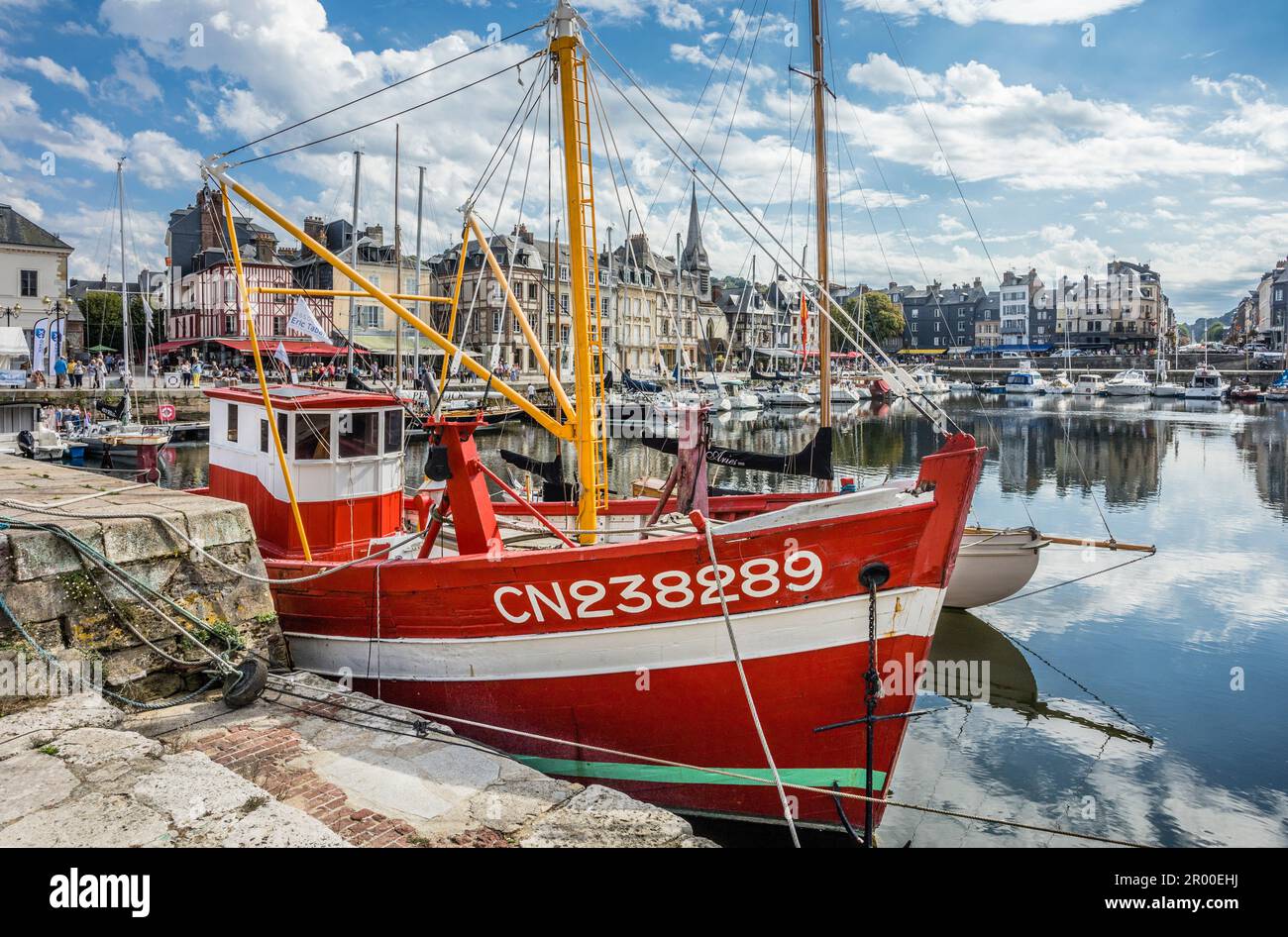 Vista di Vieux-Bassin, il vecchio porto di Honfleur, dipartimento del Calvados; Normandia, Francia Foto Stock